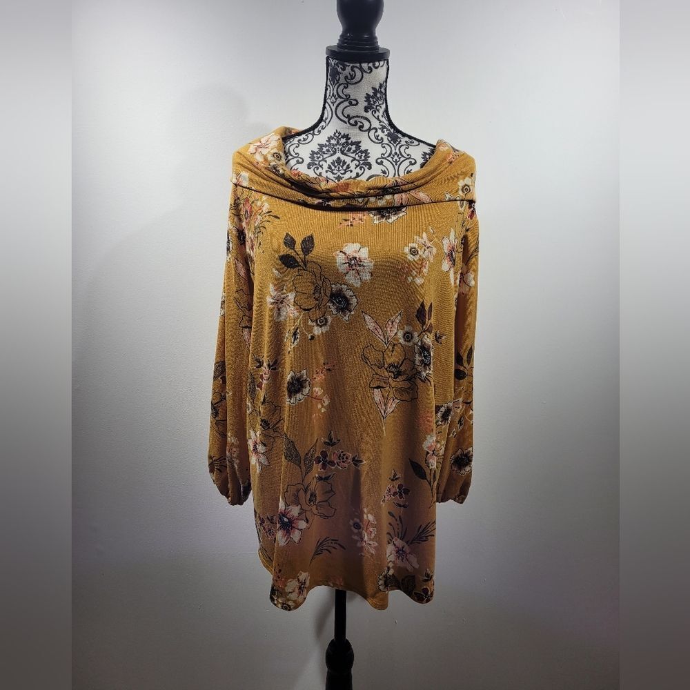 Cure woman's crowl neck yellow floral top